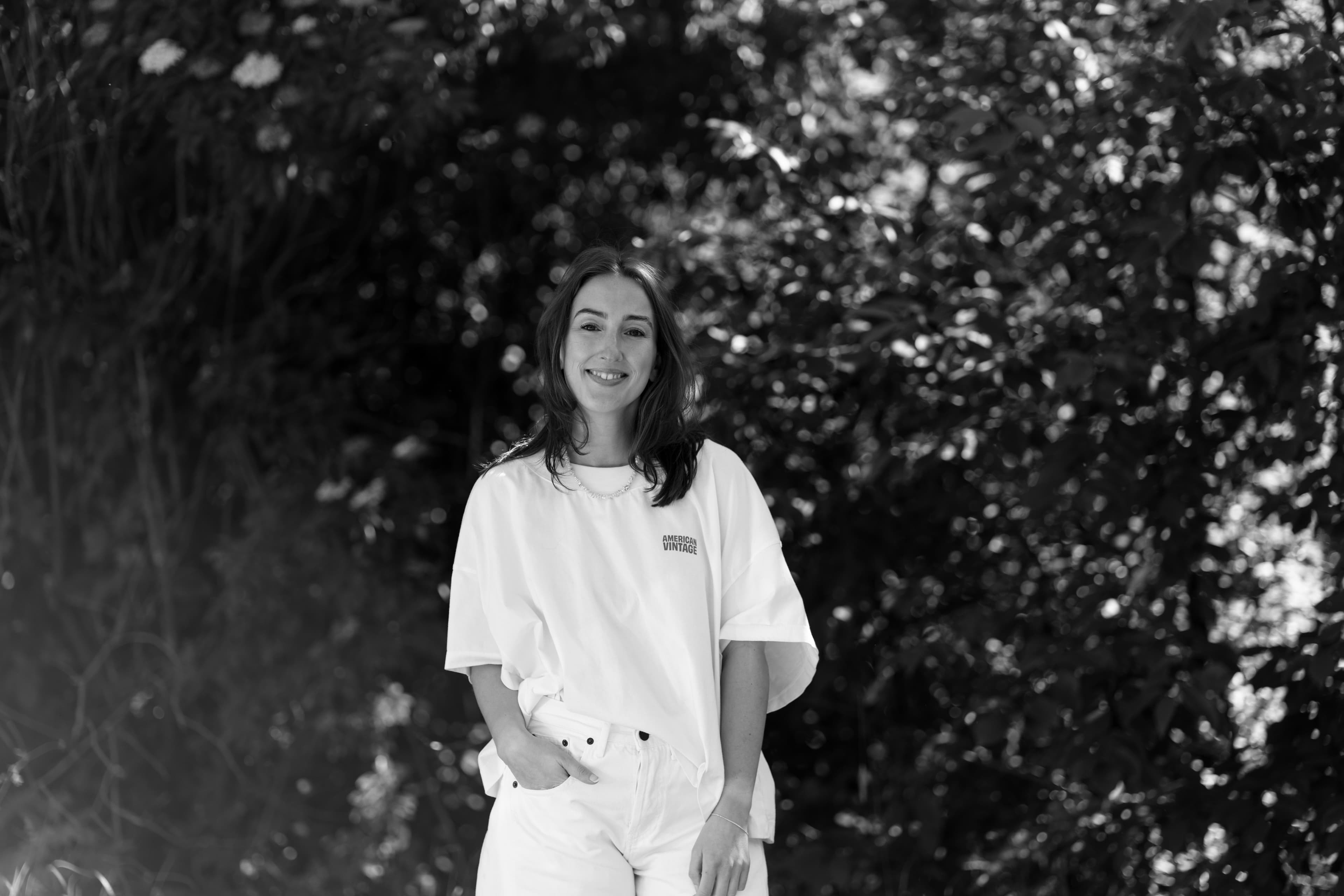 Portret van Stephany buiten in het groen